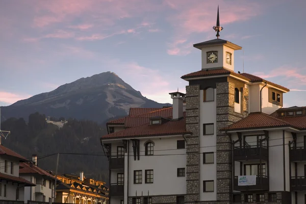 Bansko, architektura, Bulharská známé lyžařské středisko — Stock fotografie