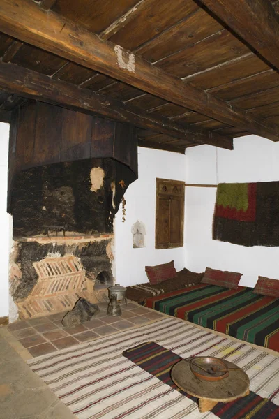 Bansko, známé lyžařské středisko v Bulharsku, typický interiér v domě staré bulharštiny — Stock fotografie