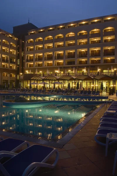 Πισίνα μπροστά από το ξενοδοχείο στο βράδυ — Φωτογραφία Αρχείου