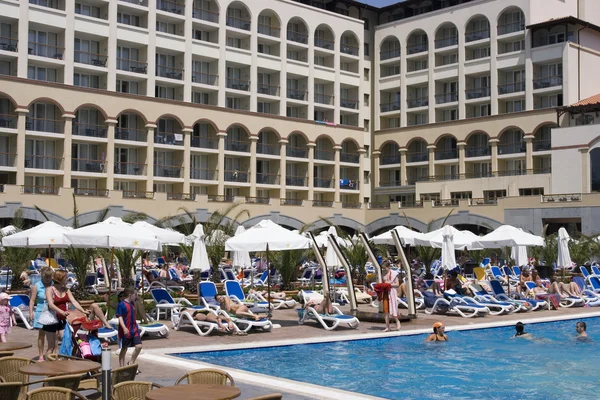 En pool foran hotellet - Stock-foto
