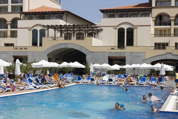 Una piscina di fronte all'hotel — Foto Stock