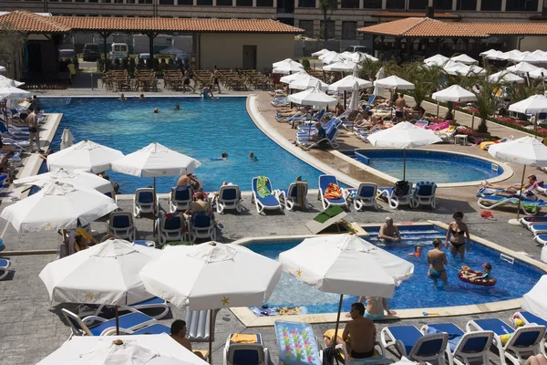 Una piscina frente al hotel —  Fotos de Stock