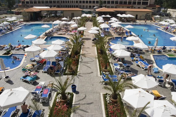 Μια πισίνα μπροστά από το ξενοδοχείο — Φωτογραφία Αρχείου