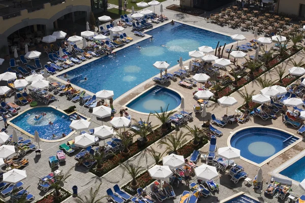 Una piscina di fronte all'hotel — Foto Stock