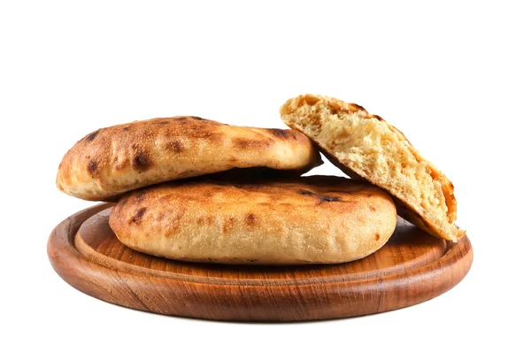 Chleb na białym tle na desce drewno — Zdjęcie stockowe