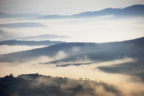 Nebbia sopra le montagne — Foto Stock