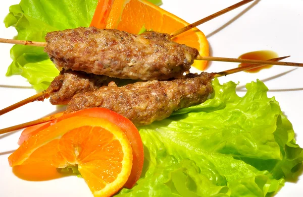 Gustoso kebab grill con latucce salat verde — Foto Stock