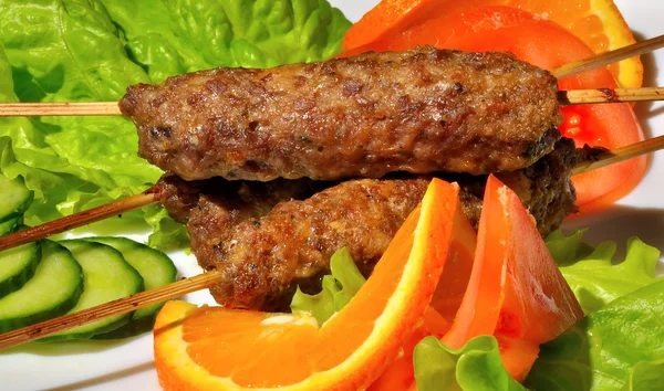 Kebab grelhador saboroso com salat verde latucce — Fotografia de Stock