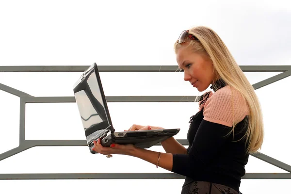 Dziewczyna pracuje z laptopa — Zdjęcie stockowe