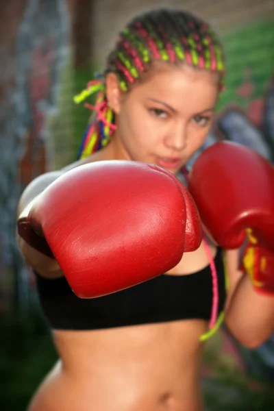 Chica con guantes de boxeo rojo — Foto de Stock