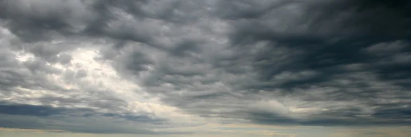 Karanlık thunderclouds — Stok fotoğraf