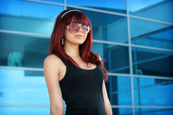 Girl in sunglasses in city — Stock Photo, Image