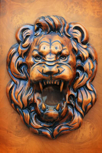 ライオンの木製レリーフ — ストック写真