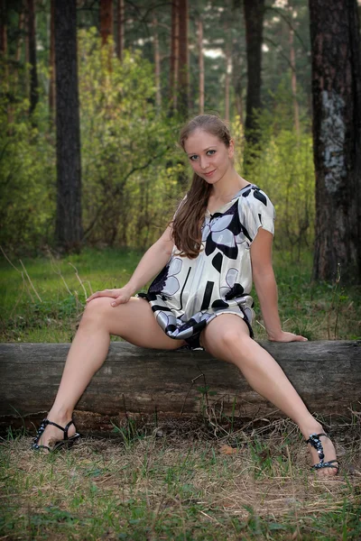 Молодая сексуальная девушка в платье — стоковое фото