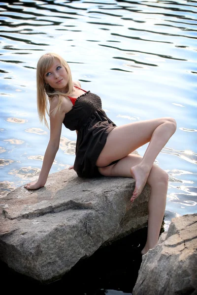 Joven hermosa chica en vestido corto en la naturaleza — Foto de Stock