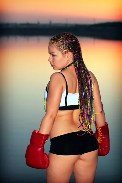 Portrét dívky s červeným Boxerské rukavice — Stock fotografie