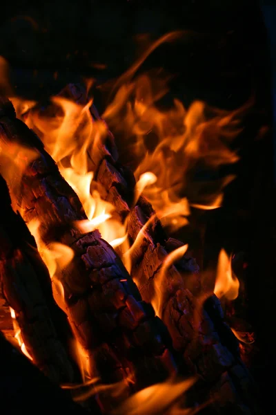 Leña en llamas — Foto de Stock