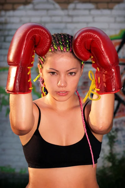 Portrett av ei jente med røde boksehansker – stockfoto
