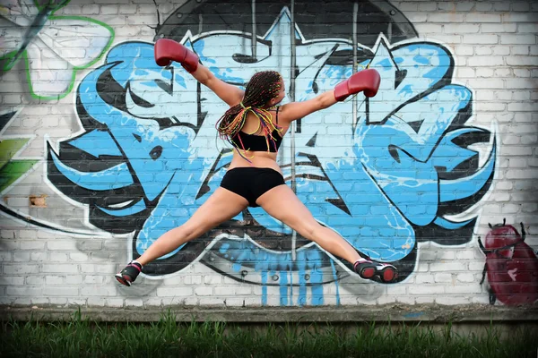 Hoppende jente i boksehansker – stockfoto