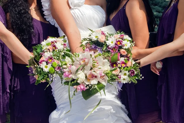 花嫁と bouquetes の名誉メイド — ストック写真