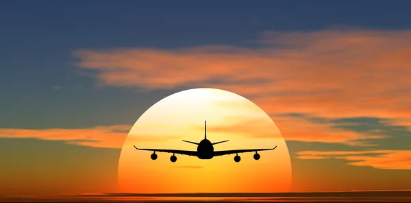 Flugzeug fliegt vor dem Hintergrund des Sonnenuntergangs lizenzfreie Stockbilder