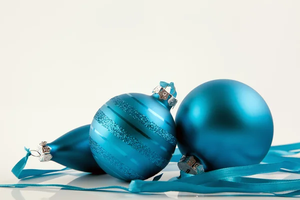 Голубые рождественские украшения — стоковое фото