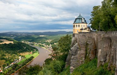 bir rock Nehri Vadisi üzerinde kale