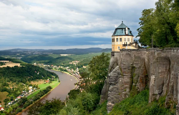 Le château sur un rocher au-dessus d'une vallée fluviale — Photo