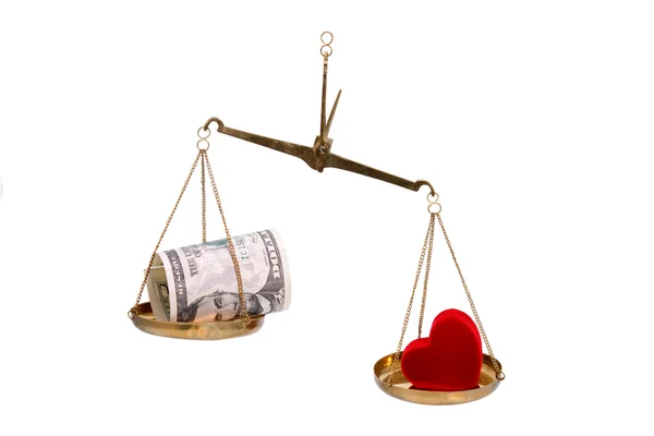 Pengar och hjärtat på skalor. — Stockfoto