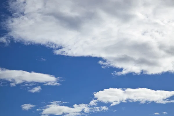 Błękitne niebo i chmury burzowej — Zdjęcie stockowe