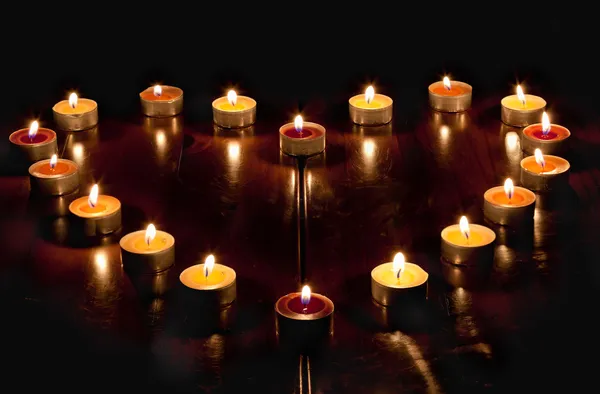 Ein Herz aus Kerzen lizenzfreie Stockbilder