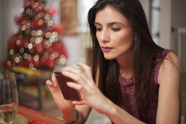 Mujer mensajes de texto saludos de Navidad Fotos de stock