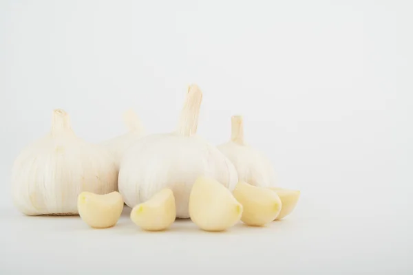 Gruppo aglio fresco singolo con spicchi d'aglio — Foto Stock