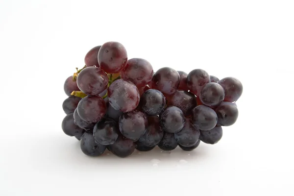 Czerwone winogrona na białym tle — Zdjęcie stockowe
