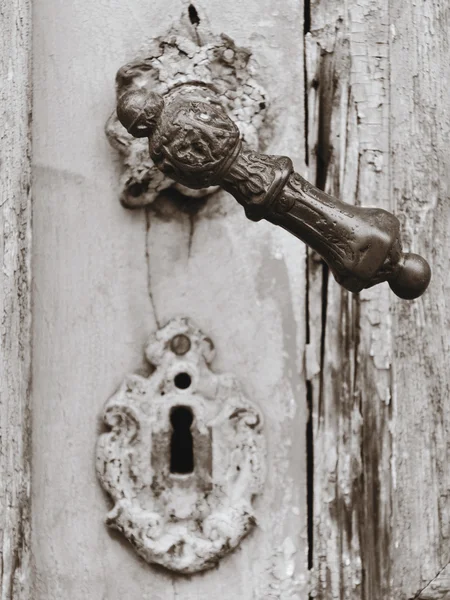 Старая дверная ручка — стоковое фото