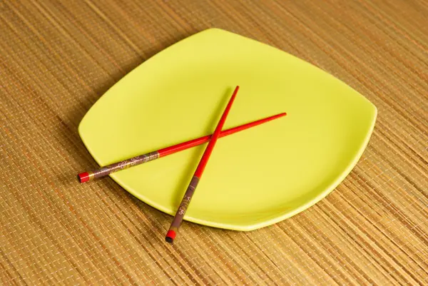 Chopsticks na placa quadrada — Fotografia de Stock
