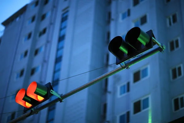 Adegan senja dengan lampu lalu lintas — Stok Foto