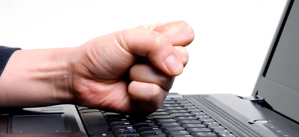 Mão batendo laptop — Fotografia de Stock