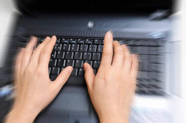 Zoomé compte tenu des mains féminines tapant sur l'ordinateur — Photo