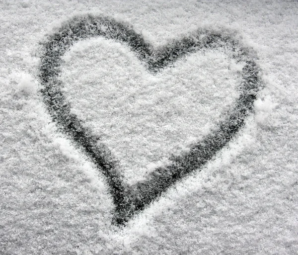 Herz auf schneebedecktem Fenster — Stockfoto