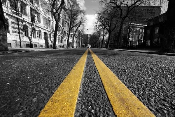 도시 거리에 노란색 이중선 — 스톡 사진