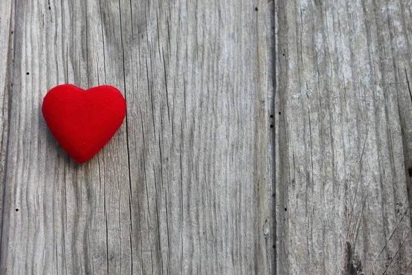 Coração em um fundo de madeira — Fotografia de Stock