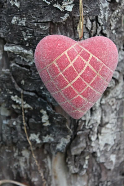 Corazón sobre fondo de madera — Foto de Stock