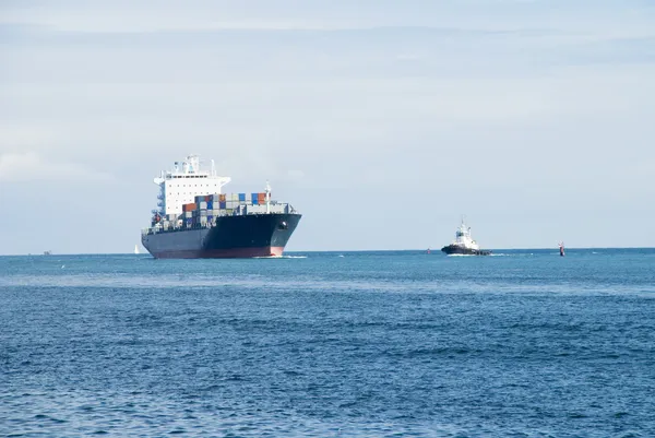 Корабель-контейнер, що входить у порт — стокове фото