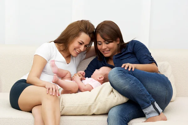 Zwei schwestern spielen mit ένα μωρό — Φωτογραφία Αρχείου