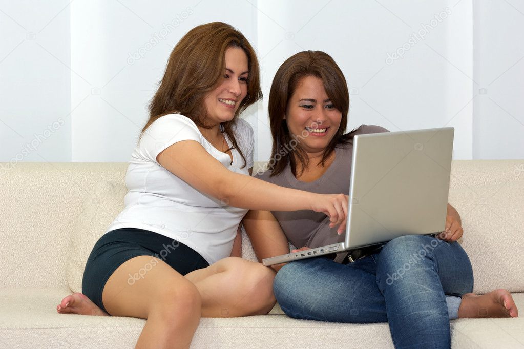 Zwei Frauen relaxen mit einem Laptop