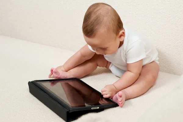 Малюк з маленьким комп'ютером Ліцензійні Стокові Зображення