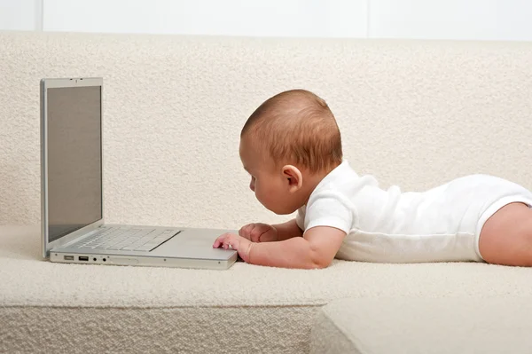 Bebê com um computador — Fotografia de Stock