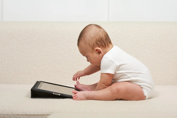 Bebê com um pequeno computador Fotos De Bancos De Imagens