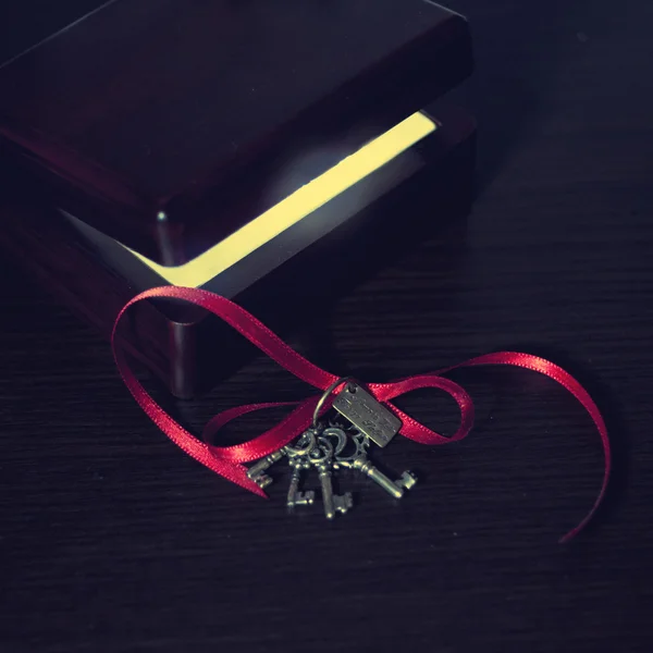 Magic light box with keys. — Stock Photo, Image